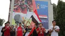 Para suporter menunggu kedatangan timnas Mesir yang akan latihan di Stadion Akhmat Arena, Grozny, Senin (11/6/2018). Jelang Piala Dunia, para suporter mulai berdatangan ke Rusia. (AFP/Karim Jaafar)