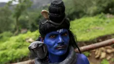 Pria berpakaian seperti Dewa Siwa dalam ajaran hindu untuk berpartisipasi dalam parade Kumbh Mela atau Festival Pitcher di Trimbakeshwar, India, Selasa (18/8/2015). Festival ini berlangsung sebanyak empat kali setiap 12 tahun. (REUTERS/Danish Siddiqui)