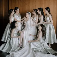 Berbeda dari akad, kali ini mereka tampil kompak mengenakan silk dress nuansa broken white dari @soecah_bridesmaid. [Foto: IG/enzystoria].