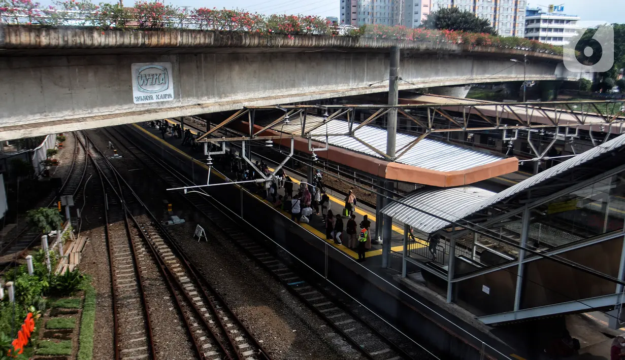 Stasiun Tanah Abang sendiri merupakan salah satu stasiun dengan intensitas tertinggi di ibu kota setelah Stasiun Manggarai dan Bogor. (Liputan6.com/Johan Tallo)