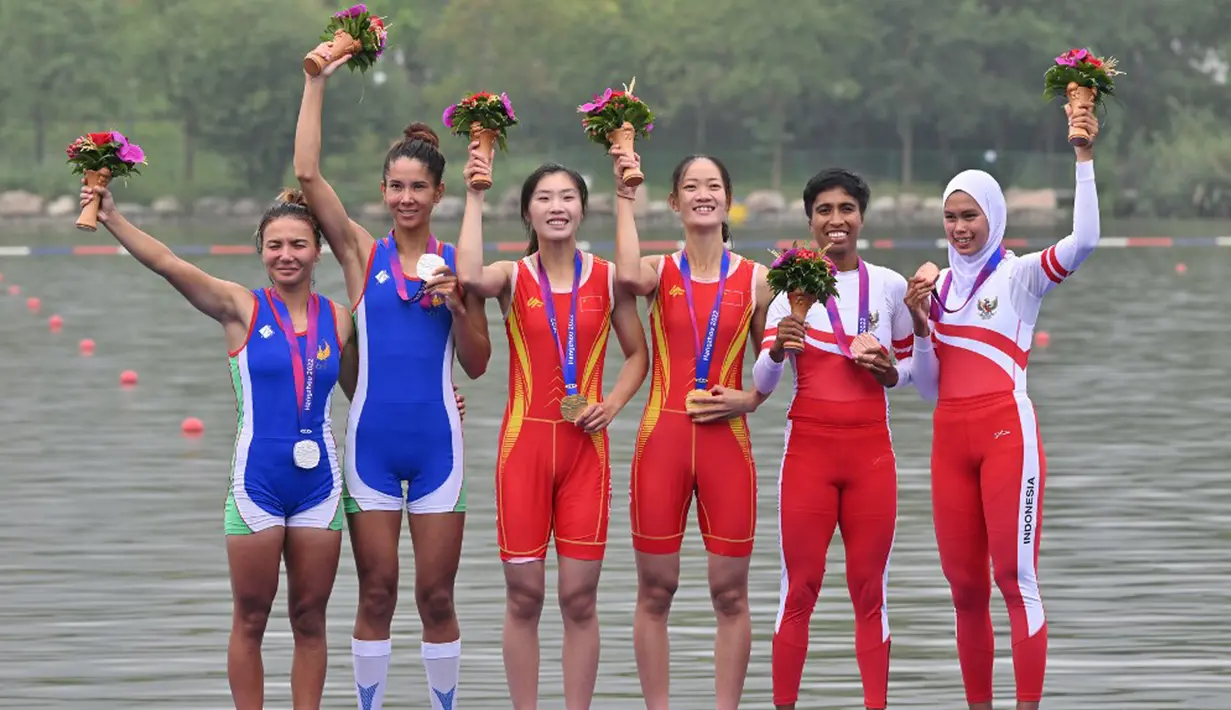 Duet pedayung Indonesia Chelsea Corputty dan Mutiara Rahma Putri menjadi peraih medali pertama untuk Merah Putih dengan perunggu untuk nomor lightweight women's double sculls dengan catatan waktu 7:17,64. (JUNG YEON-JE/AFP)