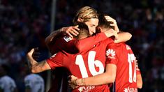 Fernandoo Torres (kiri) dan para pemain Atletico Madrid merayakan gol ke gawang Granada CF pada lanjutan La Liga Spanyol di Stadion Vicente Calderon, Madrid (17/4/2016) malam WIB. (AFP/Gerard Julien)