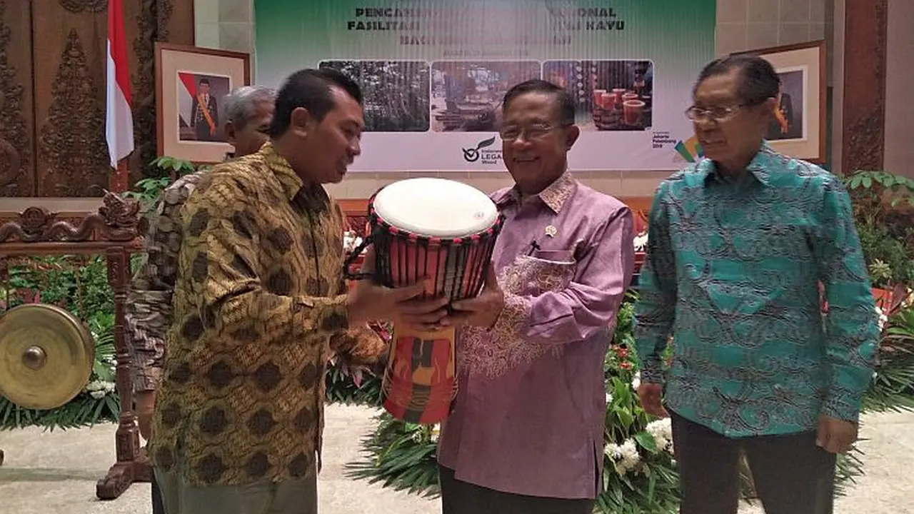 Menko Perekonomian Darmin Nasution meresmikan pencanangan Program Nasional Fasilitasi Sertifikasi Legalitas Kayu bagi industri kecil dan menengah (IKM),Jumat (24/8/2018). (Wilfridus Setu Embu/Merdeka.com)