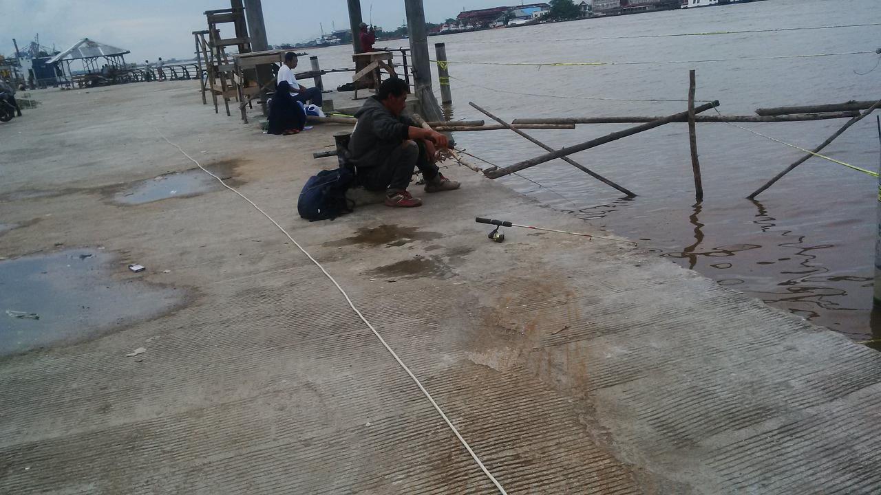 Pelindung Istimewa Pemancing Ikan Pinggir Sungai Kapuas