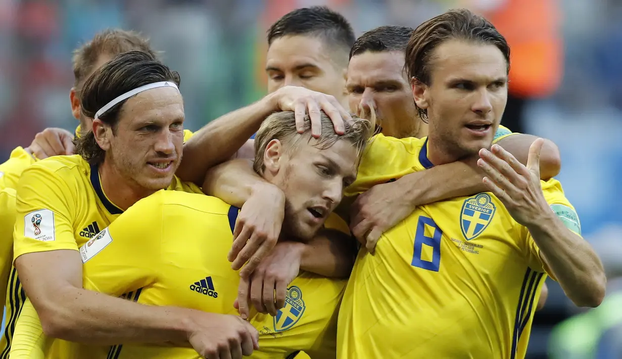 Para pemain Swedia merayakan gol yang dicetak Emil Forsberg ke gawang Swiss pada babak 16 besar Piala Dunia di Stadion St Petersburg, St Petersburg, Selasa (3/7/2018). Swedia menang 1-0 atas Swiss. (AP/Efrem Lukatsky)