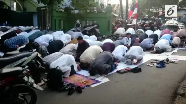 Sejumlah umat Islam di Jakarta melaksanakan salat Idul Adha pada hari ini, Selasa (21/8). Meski pemerintah telah menetapkan Idul Adha jatuh pada Rabu 22 Agustus 2018.