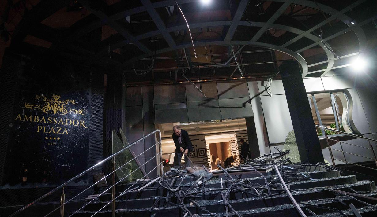 Melansir kantor berita AFP, Wali Kota Kyiv, Vitali Klitschko, mengatakan, pada Kamis (16/4/2026), akibat serangan Rusia di ibu kota, dua orang tewas, seorang anak laki-laki berusia 12 tahun dan wanita berumur 35 tahun. Tampak dalam foto, seorang pria membersihkan puing-puing hotel yang rusak akibat serangan Rusia di daerah pemukiman, Kyiv, Ukraina, pada Kamis 16 April 2026. (AP Photo/Evgeniy Maloletka)