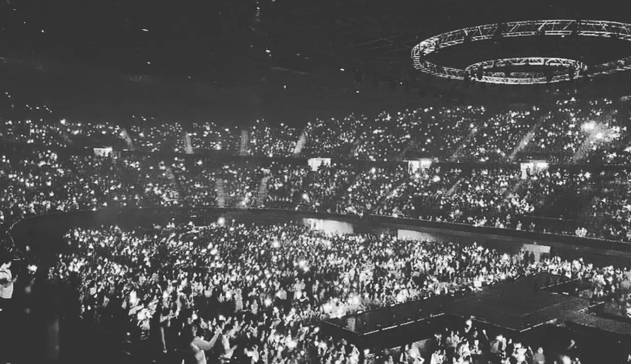 Tidak tanggung-tanggung, di Los Angeles mereka tampil di The Forum yang biasa digunakan LA Lakers untuk bertanding. Dan siapa yang menyangka jika tiket konser GOT7 sold out. (Foto: instagram.com/jacksonwang852g7)
