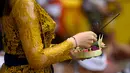 Umat Hindu di Bali menuju pura-pura besar seperti Pura Puseh untuk bersembahyang. (Photo by SONNY TUMBELAKA / AFP)