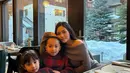 Di foto lainnya, terlihat kebersamaan Rachel Vennya bersama kedua anaknya di dalam restoran. [Foto: Instagram/rachelvennya]