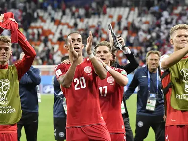 Para pemain Denmark menyapa suporter usai mengalahkan Peru pada laga Grup C Piala Dunia di Mordovia Arena, Saransk, Sabtu (16/6/2018). Denmark menang 1-0 atas Peru. (AP/Martin Meissner)