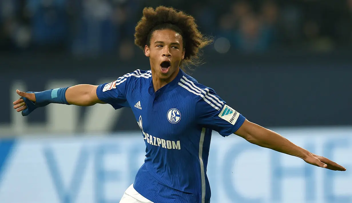 3. Leroy Sane, diberitakan Daily Mail, Manchester City selangkah lagi menyelesaikan proses transfer penyerang sayap berkebangsaan Jerman ini. Dengan mahar senilai 31,2 juta pounds The Citizens menebusnya dari Schalke. (AFP/Patrik Stollarz)