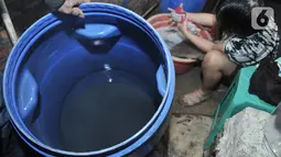 Warga terpaksa mencuci pakaian dengan air PAM yang masih keruh dan berbau di Kampung Baru Kubur Koja, Penjaringan, Jakarta, Minggu (6/10/2019). Akibat peristiwa ini warga terpaksa menggunakan air sumur milik tetangga setempat. (merdeka.com/Iqbal S Nugroho)