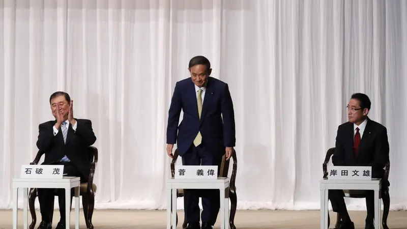 Yoshihide Suga (tengah), Fumio Kishida (kanan), dan Shigeru Ishiba (kiri) menghadiri sesi pidato pemilihan kepemimpinan Partai Demokrat Liberal (LDP) di markas besarnya di Tokyo, Jepang, Selasa (8/9/2020). (Photo Credit: Kim Kyung-hoon/Pool Photo via AP)