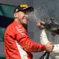 Pembalap Mercedes, Lewis Hamilton, menyemprotkan sampanye kearah pembalap Ferrari, Sebastian Vettel saat berselebrasi mejuarai GP Hungaria di Sirkuit Hungaroring, Mogyorod, (29/7). (Zoltan Balogh/MTI via AP)