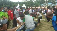Peringatan Hari Buruh atau May Day di Kota Medan, Sumatera Utara (Sumut) diwarnai berbagai kegiatan panggung hiburan. (Liputan6.com/Reza Efendi)