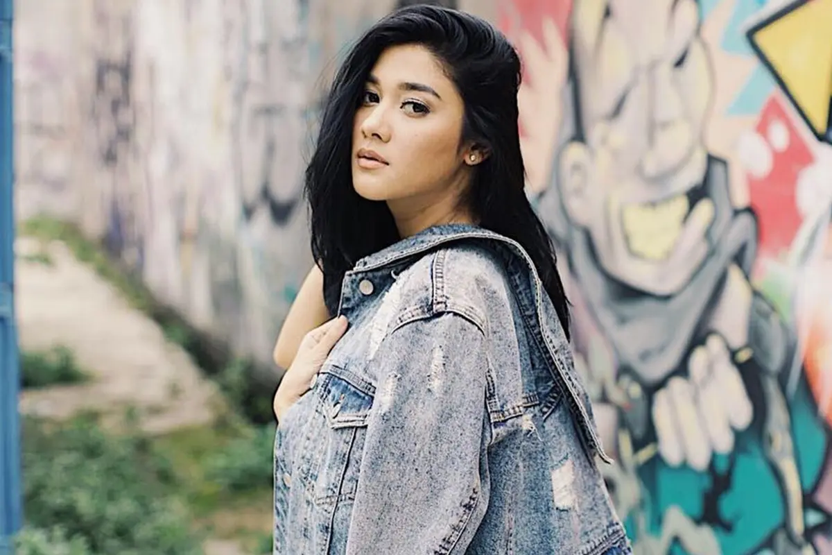 FOTO: Gaya Naysilla Mirdad Pakai Denim, Modis dan Memesona