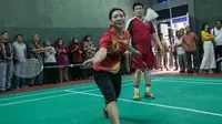 Kabid Binpres PBSI, Susy Susanti, berpasangan dengan Alan Budi Kusuima bertanding bulutangkis melawan pasangan Menpora Imam Nahrawi dan Taufik Hidayat di Lapangan Bulutangkis Kemenpora, Jakarta, Jumat (30/12/2016). (Bola.com/Vitalis Yogi Trisna)