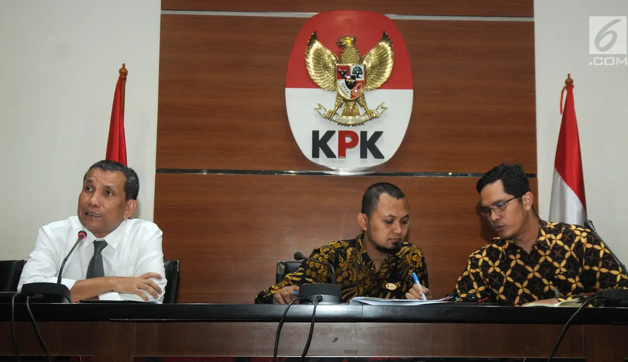 Deputi Pencegahan KPK, Pahala Nainggolan (kiri) memberi keterangan pers penerimaan LHKPN terhadap para pejabat di gedung KPK Jakarta, Senin (14/01). LHKPN tahun 2018 lembaga legislatif menjadi paling rendah dalam tahun 2018. (merdeka.com/Dwi Narwoko)