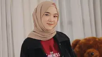 Dalam kegiatan sehari-hari, Nissa Sabyan lebih sering tampil sederhana dan santai. Ia juga beberapa kali memilih menggunakan kaus yang dipadukan dengan outer jaket jeans. (Liputan6.com/IG/@nissa_sabyan)