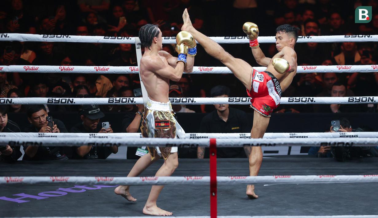 Petarung Indonesia, Ronal Siahaan, saat melawan petarung Malaysia, Putra Abdullah, pada pertandingan Byon Combat Showbiz Vol. 6 di Tennis Indoor Senayan, Jakarta, Sabtu (22/10/2025). (Bola.com/M Iqbal Ichsan)