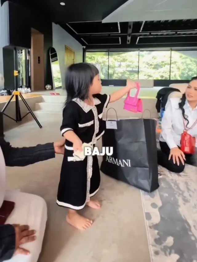Bikin Semua Orang Gemas, Potret Lucu Ameena Pamerkan Hadiah Tas dari Gemmi Krisdayanti