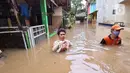 Warga menyelamatkan ayam peliharaannya saat banjir melanda kawasan pemukiman Jalan Bango, Pondok Labu, Jakarta Selatan, Sabtu (20/2/2021). Banjir akibat luapan Kali Krukut yang melanda sejak semalam menyebabkan pemukiman tergenang hingga dua meter. (merdeka.com/Arie Basuki)