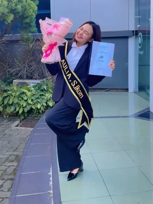 6 Potret Aulia DA yang Baru Saja Lulus dan Sandang Gelar Sarjana Ilmu Komunikasi