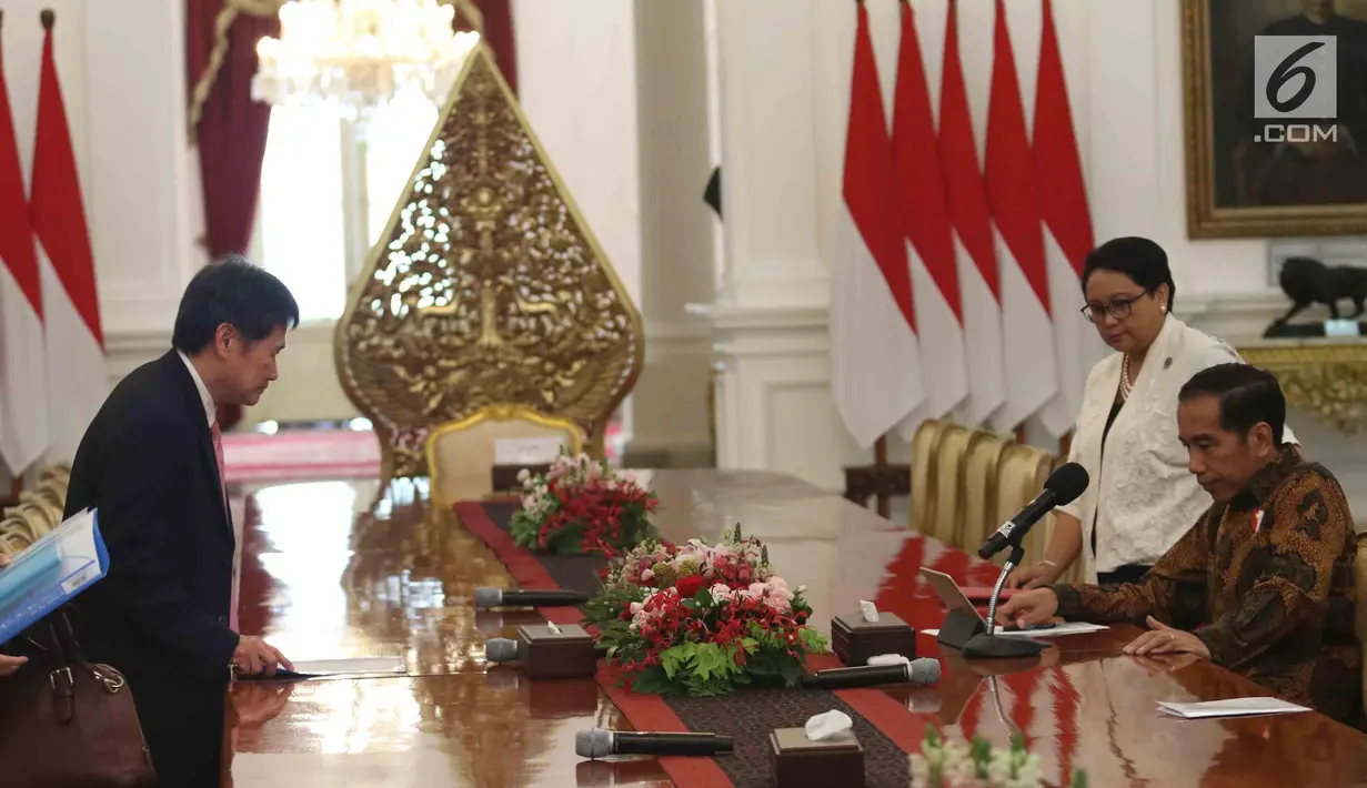 Presiden Joko Widodo didampingi Menteri Luar Negeri, Retno Marsudi  bersiap melakukan pertemuan dengan Sekjen ASEAN Dato Paduka Lim Jock Hoi dari Brunei Darussalam beserta Delegasi di Istana Merdeka, Jakarta, Jumat (23/3). (Liputan6.com/Angga Yuniar)