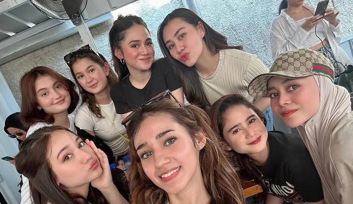 <p>Mendukung Rizky Billar, Lesti Kejora pun hadir dengan jaket coklat serasi dengan kerudung dan topi Guccinya. [@lestykejora]</p>