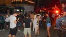 Suasana di sekitar lokasi penembakan yang terjadi di kelab malam Blue Parrot dievakuasi oleh tim medis, Meksiko (16/1). Di lokasi kejadian, polisi menemukan 20 selongsong peluru. (AFP/Victor Vargas)