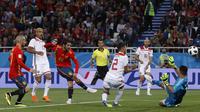 Proses terjadinya gol yang dicetak gelandang Spanyol, Isco, ke gawang Maroko pada laga grup B Piala Dunia di Stadion Kaliningrad, Kaliningrad, Senin (25/6/2018). Kedua negara bermain imbang 2-2. (AP/Manu Fernandez)