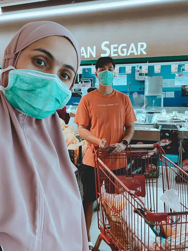 Gaya seleb belanja kebutuhan saat wabah Corona Covid-19