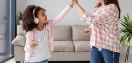 Silent cheer dinilai mampu menciptakan lingkungan yang lebih aman secara emosional bagi anak. (foto/dok: freepik)