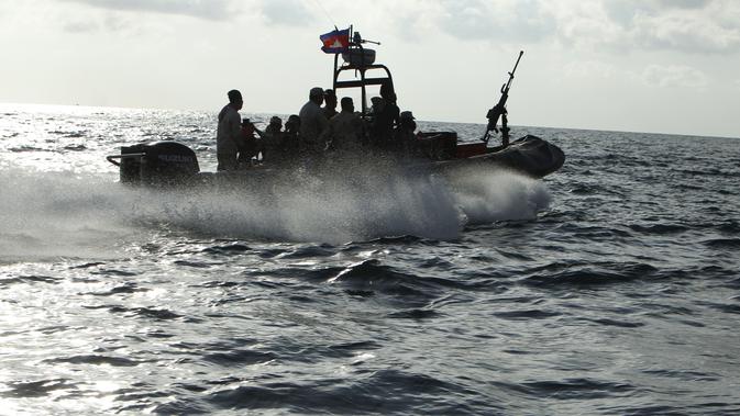 Kapal patroli angkatan laut melakukan pencarian backpacker Inggris Amelia Bambridge yang hilang di pulau Koh Rong di barat daya Kamboja (30/10/2019). Otoritas Kamboja melakukan operasi pencarian dengan melibatkan sekitar 200 personel militer, polisi dan tim penyelam. (AP Photo/Heng Sinith)