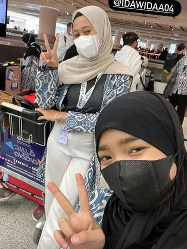 6 Potret Fuji dan Thariq Halilintar Berangkat Umrah Bareng, Curi Perhatian