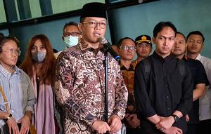 Menteri Luar Negeri (Menlu) Sugiono menyambut 22 WNI yang pulang dari Iran di Terminal 3 Bandara Soekarno Hatta, Tangerang. (Foto: Liputan6.com/Pramita Tristiawati).