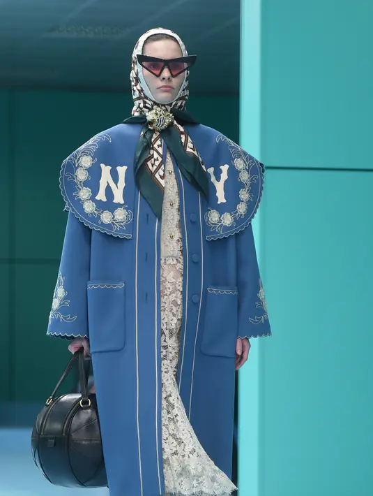 Model berjalan dengan scarf menyerupai hijab di kepalanya membawakan koleksi terbaru Gucci FW18 dalam Milan Fashion Week 2018, Rabu (21/2). Ada lebih dari empat model yang memakai scarf hingga turban di kepalanya. (AFP PHOTO/Filippo MONTEFORTE)
