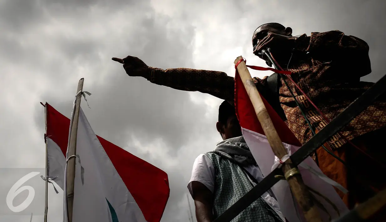 Massa melakukan aksi saat sidang Ahok di Pengadilan Jakarta Utara, Jalan Gajah Mada, Jakarta Pusat, Selasa (13/12). Aksi tersebut menuntut pihak Kepolisian untuk memberikan akses masuk agar bisa mengikuti sidang perdana Ahok. (Liputan6.com/Faizal Fanani)