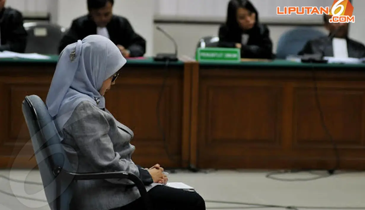 Politisi Golkar ini langsung tertunduk dan menitikkan air mata saat mendengar vonis 4 tahun penjara dan denda Rp 100 juta dari Majelis Hakim (Liputan6.com/Johan Tallo)