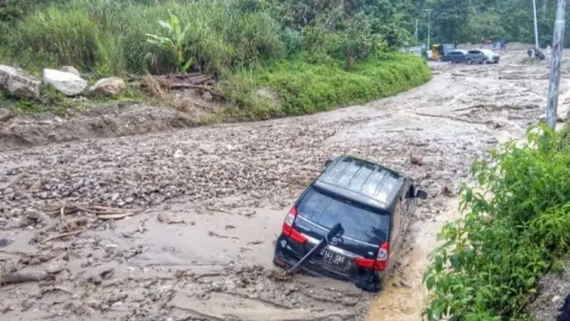 Mobil terjebak longsor di Kabupaten Gayo Lues