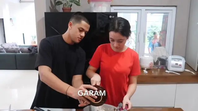 Masak Bareng, Ini 7 Momen Manis Megan Domani dan Jeremie Moeremans