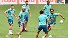 Pemain tim sepak bola nasional Brasil mengambil bagian dalam sesi latihan di Brasilia, pada 24 Maret 2025. (EVARISTO SA/AFP)