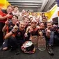 Pembalap Repsol Honda, Marc Marquez melakukan selebrasi usai memenangkan balapan MotoGP Aragon 2018. (Twitter/Marc Marquez)