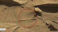 Penampakan benda mirip sendok di Planet Mars. (NASA)