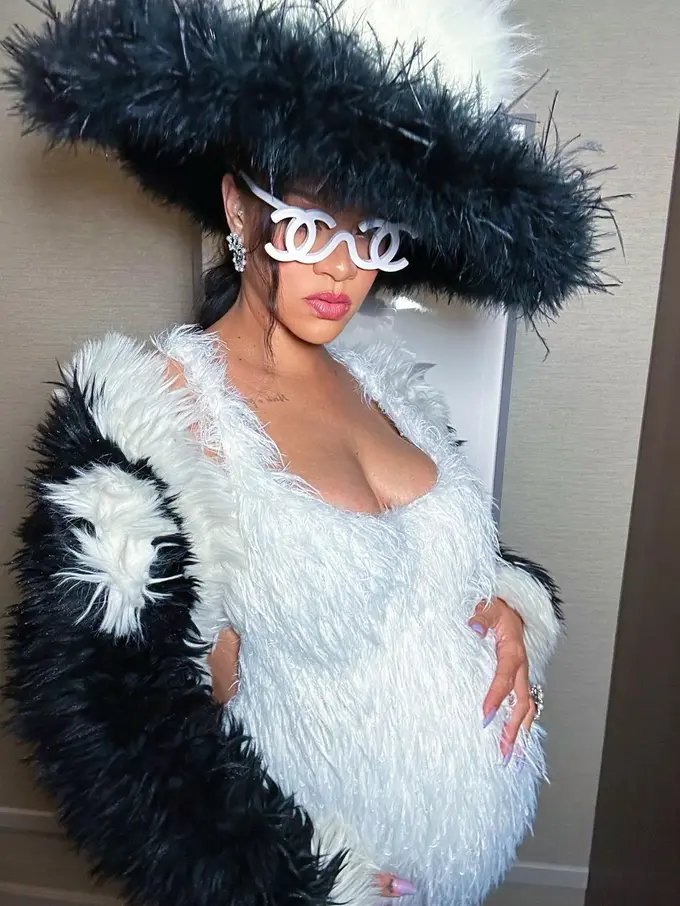 Jelang Met Gala 2023, Rihanna Tampil dengan Koleksi Chanel Sambil Pamer Baby Bump