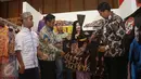 Pengunjung melihat bahan kain di pamerkan di Inacraft 2017 di JCC, Senayan, Jakarta, Rabu (26/4). Pameran yang gelar dari 26-30 april tersebut menapilkan ribuan prodak UMKM dari tanah air. (Liputan6.com/Angga Yuniar)