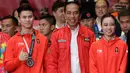 Presiden Joko Widodo foto bersama dengan atlet wushu Indonesia Edgar Marvelo dan Lindswell Lindswell saat menyaksikan pertandingan Wushu di Asian Games ke-18 di Jakarta, (20/8). (AP Photo/Aaron Favila)