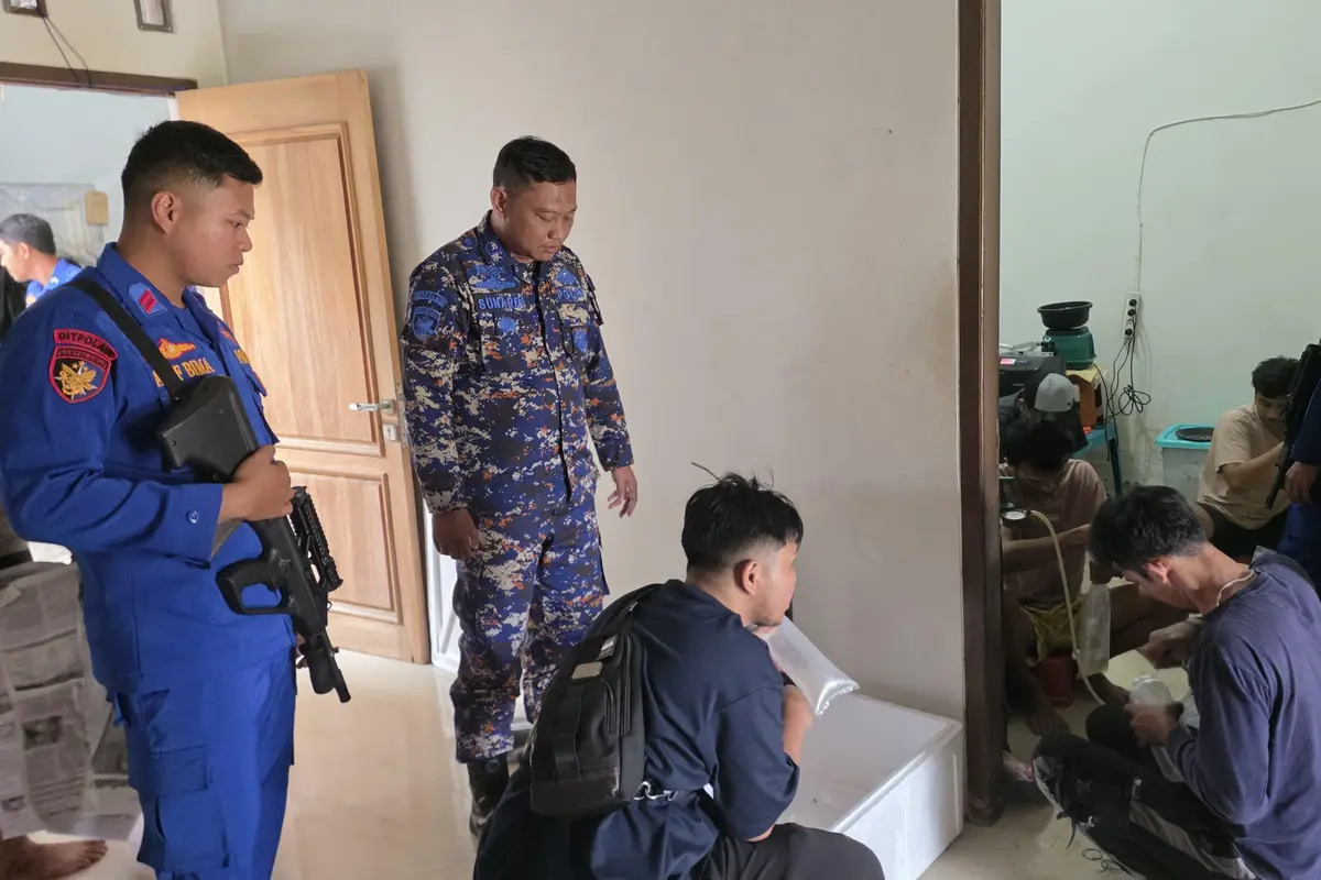 Polisi menggerebek sebuah rumah di Kota Serang yang diduga jadi tempat penampungan dan pengemasan ulang benih lobster illegal (Istimewa)