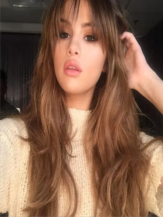 Rambut tebal dan coklat milik Selena ternyata menuai pujian dari netizen. Tak hanya penggemar saja yang menyukai penampilan baru Selena, mantan kekasih pun juga melakukan hal yang serupa. (dailymail/Bintang.com)